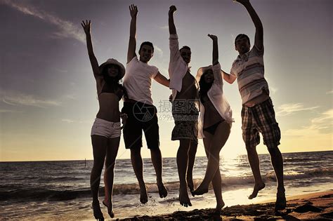 一群年轻朋友们在日落的海滩上跳跃高清图片下载-正版图片300109565-摄图网