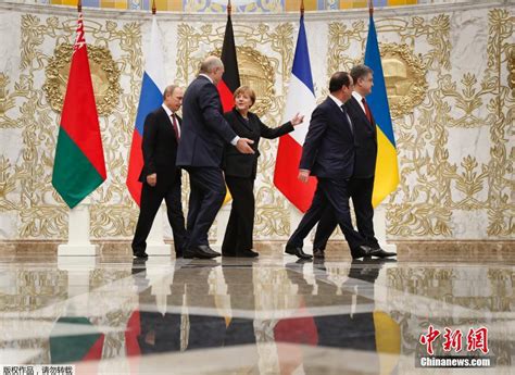 乌克兰领导人冷脸与普京握手 - 环球要闻 - 东南网