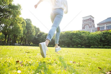 两个小女孩在草地上迎着阳光奔跑_1920X1080_高清视频素材下载(编号:2825481)_实拍视频_VJ师网 www.vjshi.com
