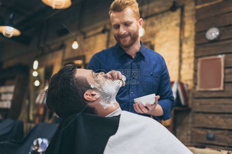 理发店在客户刮胡子前应用高清图片下载-正版图片502662234-摄图网