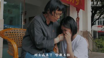 张桂梅回到云南，贴满膏药的手握着七一勋章 说完这段话让人泪目_手机新浪网