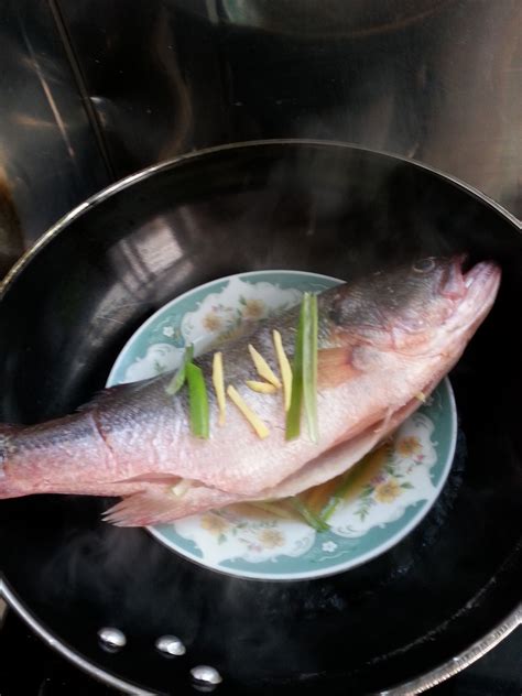 【清蒸鲈鱼的做法步骤图，清蒸鲈鱼怎么做好吃】橱我最棒_下厨房