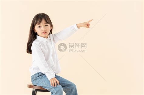 小女孩坐在椅子上玩耍高清图片下载-正版图片501371670-摄图网