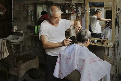 【街头理发师摄影图片】上海