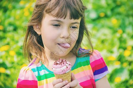 小孩在棍子上吃冰淇淋在后院的小女孩带高清图片下载-正版图片506508918-摄图网