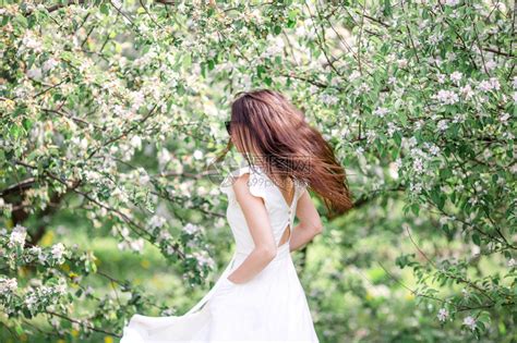苹果幸福春天的心情美丽女人闻开花树享受大自然白色的花园假期高清图片下载-正版图片307984021-摄图网