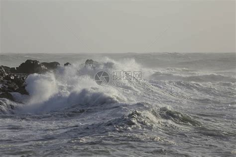 风雨如磐的大浪淹没峭壁高清图片下载-正版图片506411452-摄图网