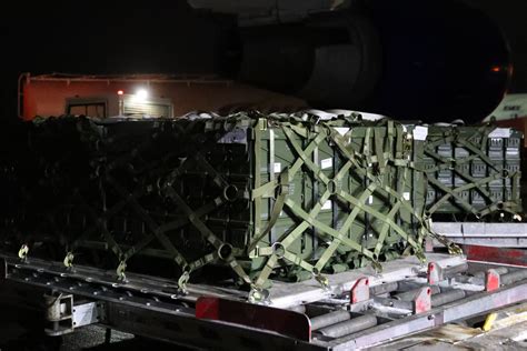 美国首批军事援助物资运抵乌克兰 俄罗斯派军机赴白俄参与联合军演
