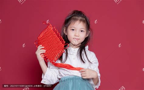 拿着中国结的可爱小女孩,春节,节日摄影,摄影,汇图网www.huitu.com