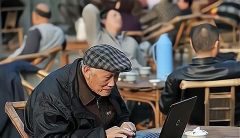 60岁仍选择做“打工人”：老年人找工作有多拼_凤凰网