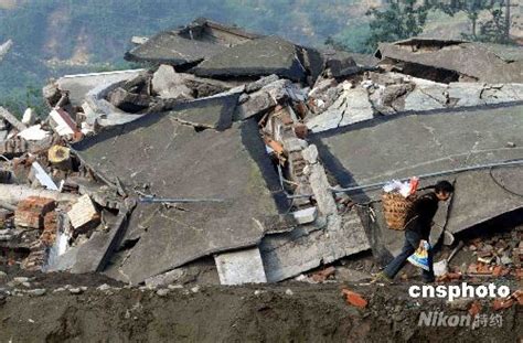 2008年的汶川地震报道，主持人含泪播报汶川地震人员伤亡情况