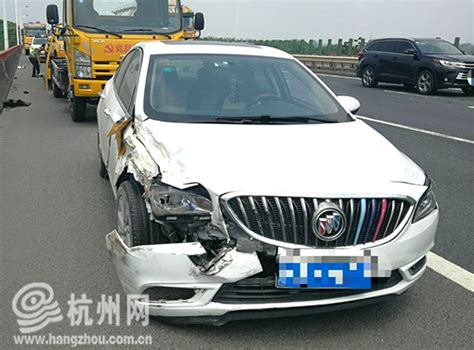 小车高速路被追尾翻车 车内司乘系安全带救了命 - 陕西网络广播电视台