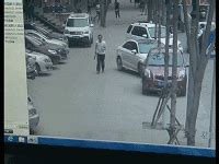 男子手持两把菜刀追砍路人 还挥刀砍警车攻击警察_新闻频道_中国青年网