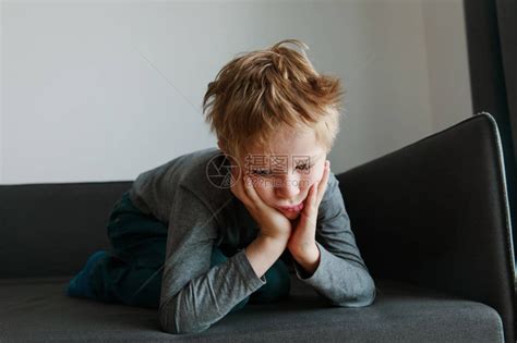 年轻男孩压力和抑郁高清图片下载-正版图片505472317-摄图网