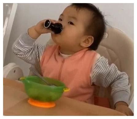 宝宝喝水用酒杯，很有姥爷喝酒时的神韵，网友：手势相当标准__财经头条