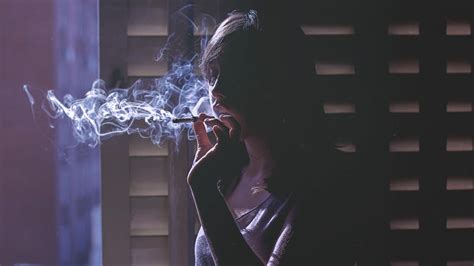 女人独自抽烟的伤感壁纸图片大全(3)_配图网