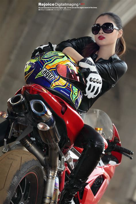骑摩托车带女朋友去兜风, 女朋友却这样捂着眼睛视频 _网络排行榜