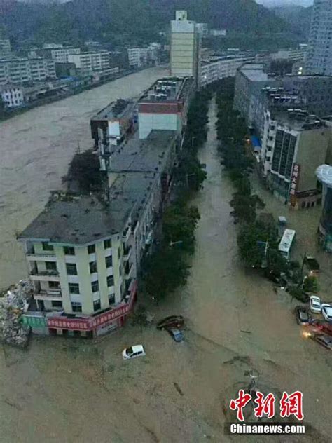 陕西榆林绥德暴雨引发水灾 街道变“河流”漫过车顶_坪山新闻网