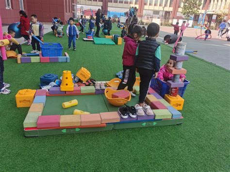 巧手制作迎新年——郑州市实验幼儿园开展“迎新年”环境创设活动--新闻中心