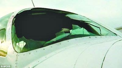美一波音飞机在万米高空挡风玻璃破裂紧急降落 玻璃会自发破裂？__财经头条
