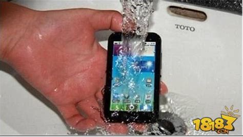 手机掉水里怎么办 4个步骤拯救你的手机 18183Android游戏频道