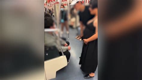地铁内孕妇大声斥责男子不让座：声音太小听不到？我看你今天让不让_凤凰网视频_凤凰网