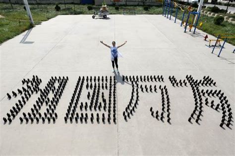 河南80后女孩用408个酒瓶创作“祖国万岁”祝福祖国68华诞 - 安阳新闻网