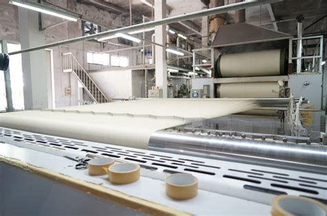 印度织布厂实拍，伴随着哒哒哒的机器声，花花绿绿的布就完成了_凤凰网视频_凤凰网