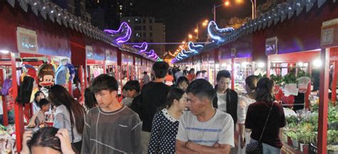 实拍武汉光谷步行街夜景，年轻人最喜欢逛的一条街