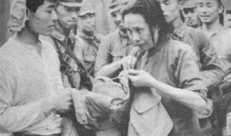 老照片：21岁女孩杀人碎尸被判死刑，日本战败后军官剖腹自杀惨照