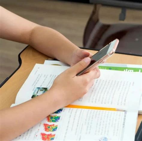 禁止中小学生带手机进校，能治好校园“手机依赖症”吗？_作业