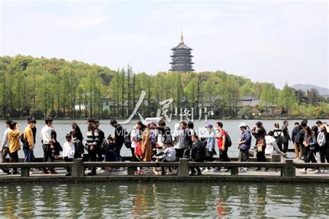 杭州西湖迎来清明旅游高峰 游客摩肩接踵络绎不绝-人民图片网