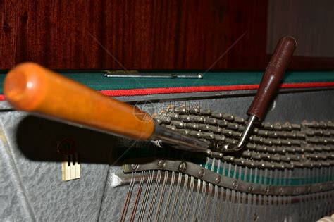 钢琴弦乐调音乐器的调音师高清图片下载-正版图片505193377-摄图网