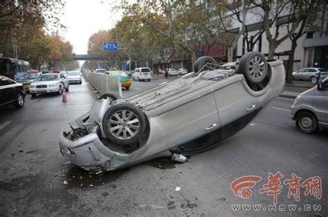 西安一轿车爆胎撞倒20米隔离栏翻车 引发连环车祸_新闻频道_中国青年网