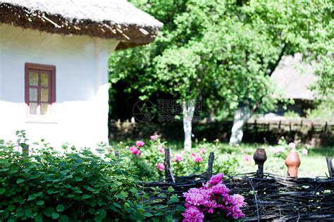 一个老旧的乌克兰农村小屋和花棚花园花朵荆棘花坛绿色稻草粉色白色村庄盒子高清图片下载-正版图片321698335-摄图网