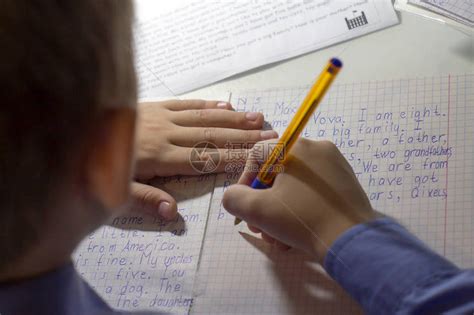 男孩手的特写镜头用铅笔在传统的白色记事本纸上手写英文单词男高清图片下载-正版图片502800798-摄图网