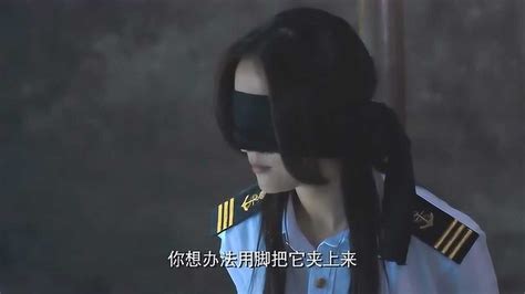 美女遭到蒙眼绑架，透过纱布的余光，找到了逃跑之法！_腾讯视频