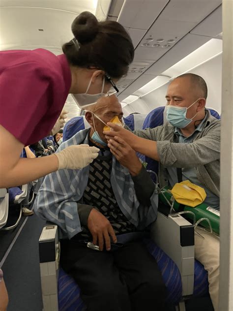 “乘务员，我的父亲缺氧了！”南航乘务员万米高空急救肺气肿乘客_深圳新闻网