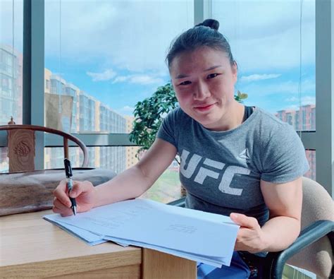 张伟丽成为第三位两度夺冠的UFC女子草量级冠军，让金腰带重回中国