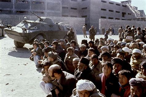 杀死200万阿富汗军民却战败了：1979年12月25日苏军入侵阿富汗__凤凰网