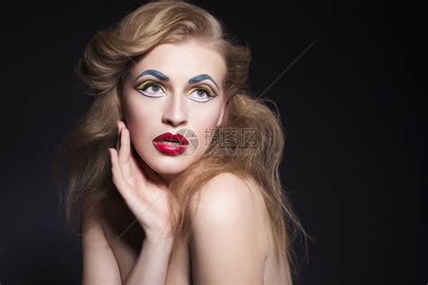 美丽的金发女人肖像与创意波普艺术弥补像玛丽莲梦露风格清新干净的皮肤上黑暗的中背高清图片下载-正版图片503203078-摄图网