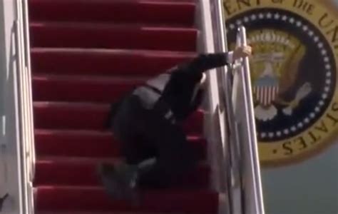 拜登登机时不慎连摔三次，普京刚祝他……白宫：总统健康没问题 | 北晚新视觉