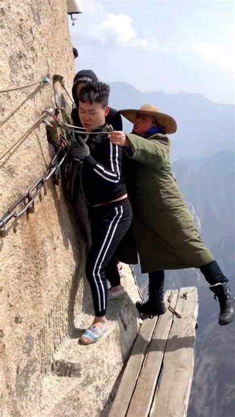 加油！网友遇见独腿女生拄拐杖爬泰山