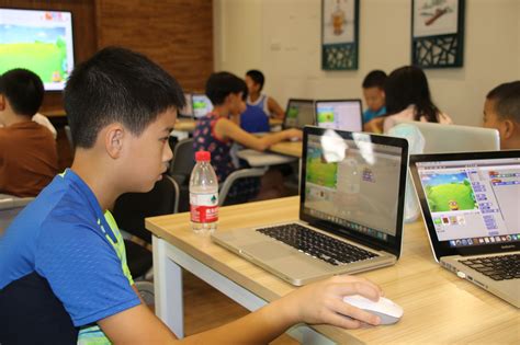 厦门、武汉中小学开启人工智能教育试点，逐步推广编程教育