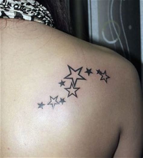 女孩子肩背时尚小巧的五角星纹身图案