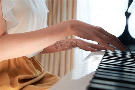 弹钢琴，美女弹钢琴，舞台弹钢琴表演视频素材,创意视觉视频素材下载,高清3840X2160视频素材下载,凌点视频素材网,编号:463776
