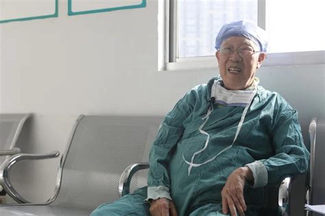 96岁仍奋战在无影灯下，“中国肝胆外科之父”吴孟超今天迎来了99岁生日