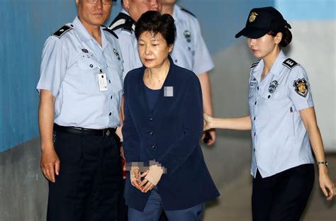 朴槿惠被捕后首次接受检方讯问 涉13项指控仍拒绝认罪|界面新闻 · 天下