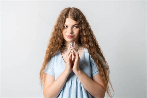 体贴的欧洲年轻女子留着长卷发的照片在一旁看起来带着般的表情孤高清图片下载-正版图片504377078-摄图网