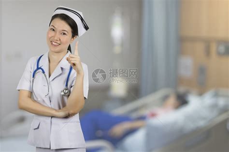 从业者成人军医身着白制服的亚洲美丽年轻护士背景模糊的病人在房间医院的床上睡觉亚洲护士高清图片下载-正版图片308043775-摄图网